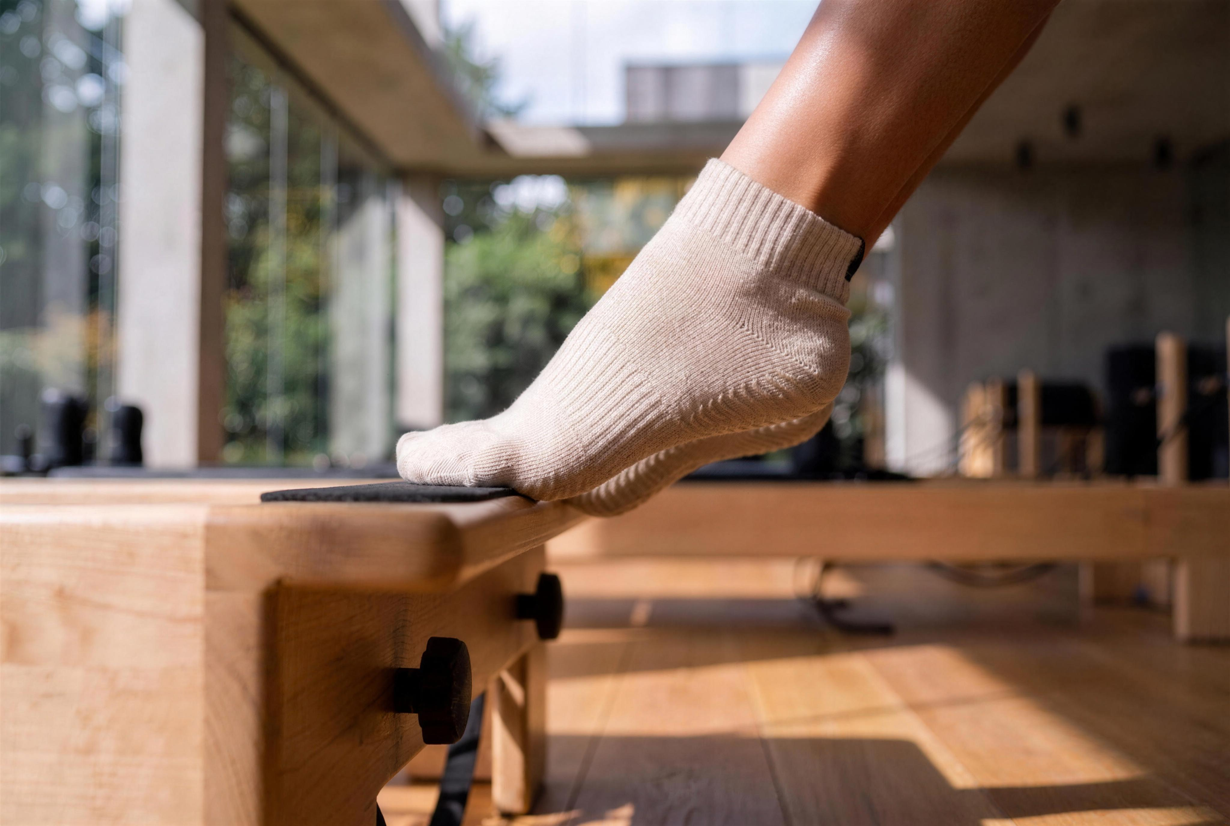 Foot in contact with the reformer footbar — Stillsole grip sock
